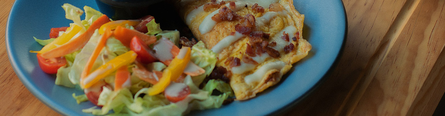 Plato de tortilla francesa y ensalada